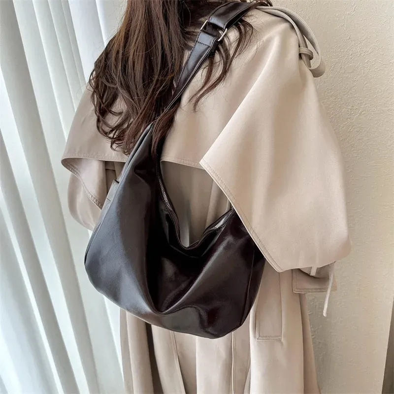 Women Simple Large Capacity Zipper PU Shoulder Bag - Image 3