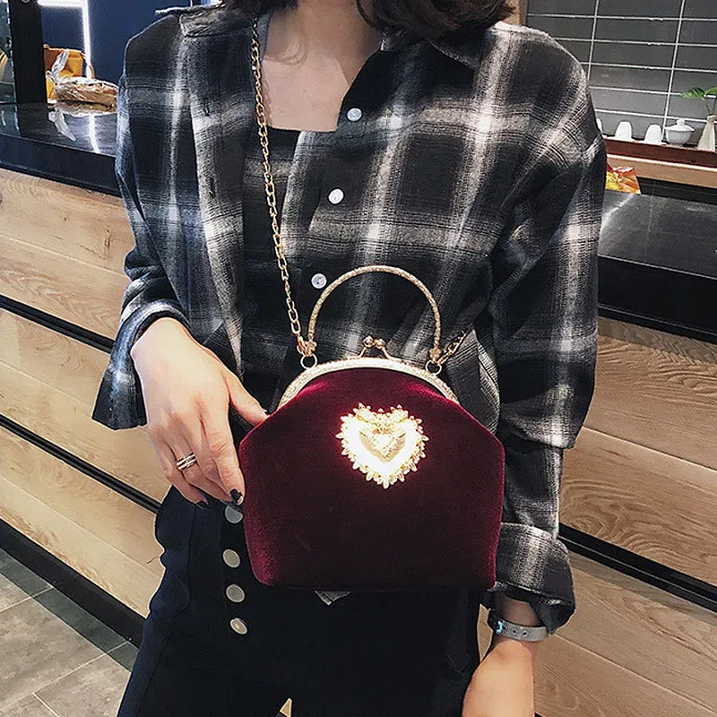 New Design Chic Women Heart Decor Shell Shaped Clasp Handle Bag - Image 18
